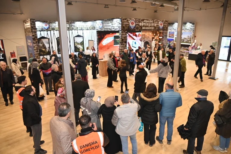 Trabzon Tanıtım Günleri'nde horon oynayan katılımcılar ve Büyükşehir Belediyesi standı
