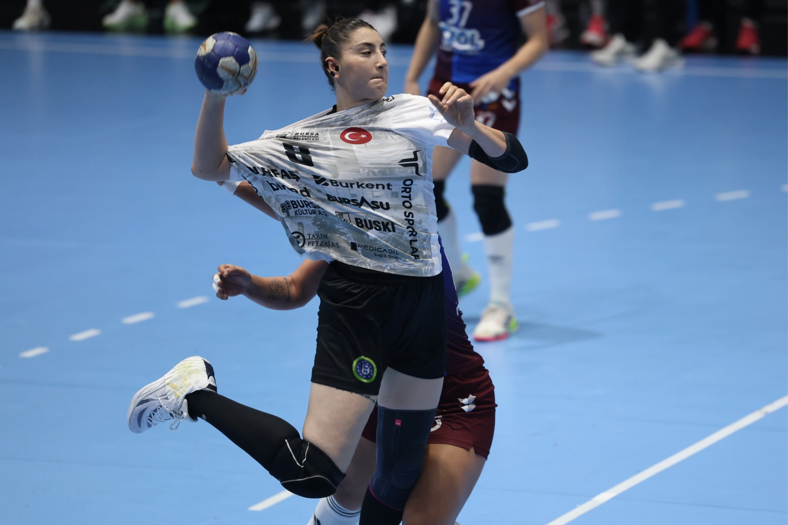 Bursa Büyükşehir Belediyespor kadın hentbol takımı, EHF Avrupa Kupası'nda yarı finale yükseldi.