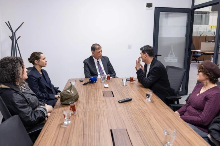 Ahmet Minguzzi'nin ailesi, oğullarının adının kaykay parkına verilmesi dolayısıyla İzmir Büyükşehir Belediye Başkanı Cemil Tugay'ı ziyaret etti.