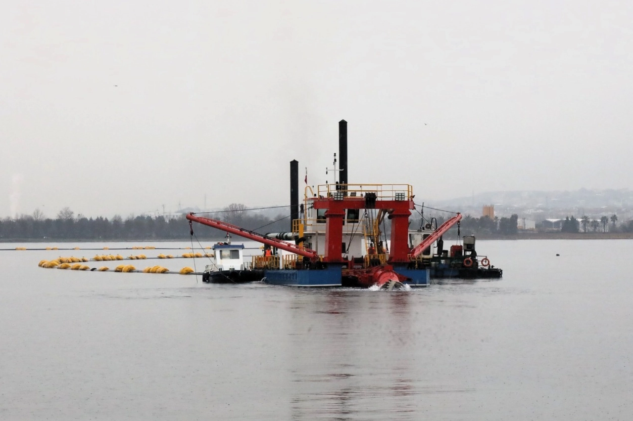 İzmit Körfezi'nde yapılan dev dip çamuru temizliği projesi uluslararası basının gündeminde