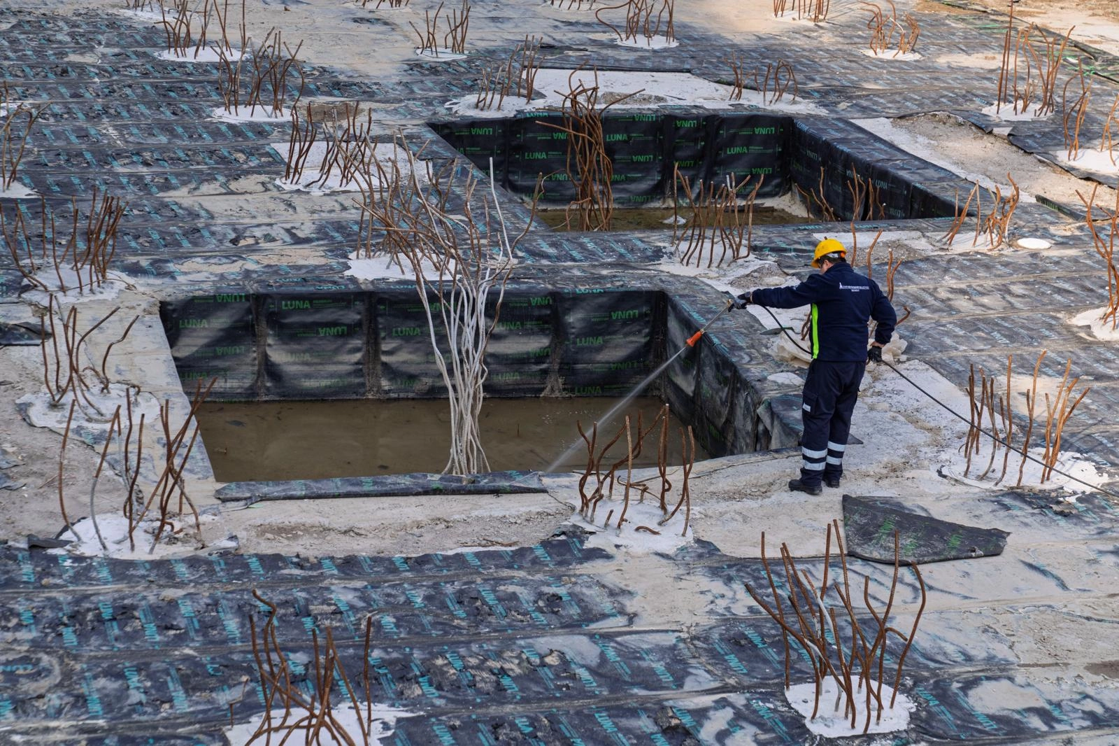 İzmir Büyükşehir Belediyesi'nin vektörle mücadele ekipleri ilaçlama yapıyor.