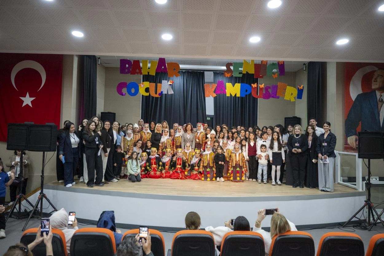 Mersin'deki çocuk kampüslerinde düzenlenen bahar şenliğinde sahne alan çocuklar