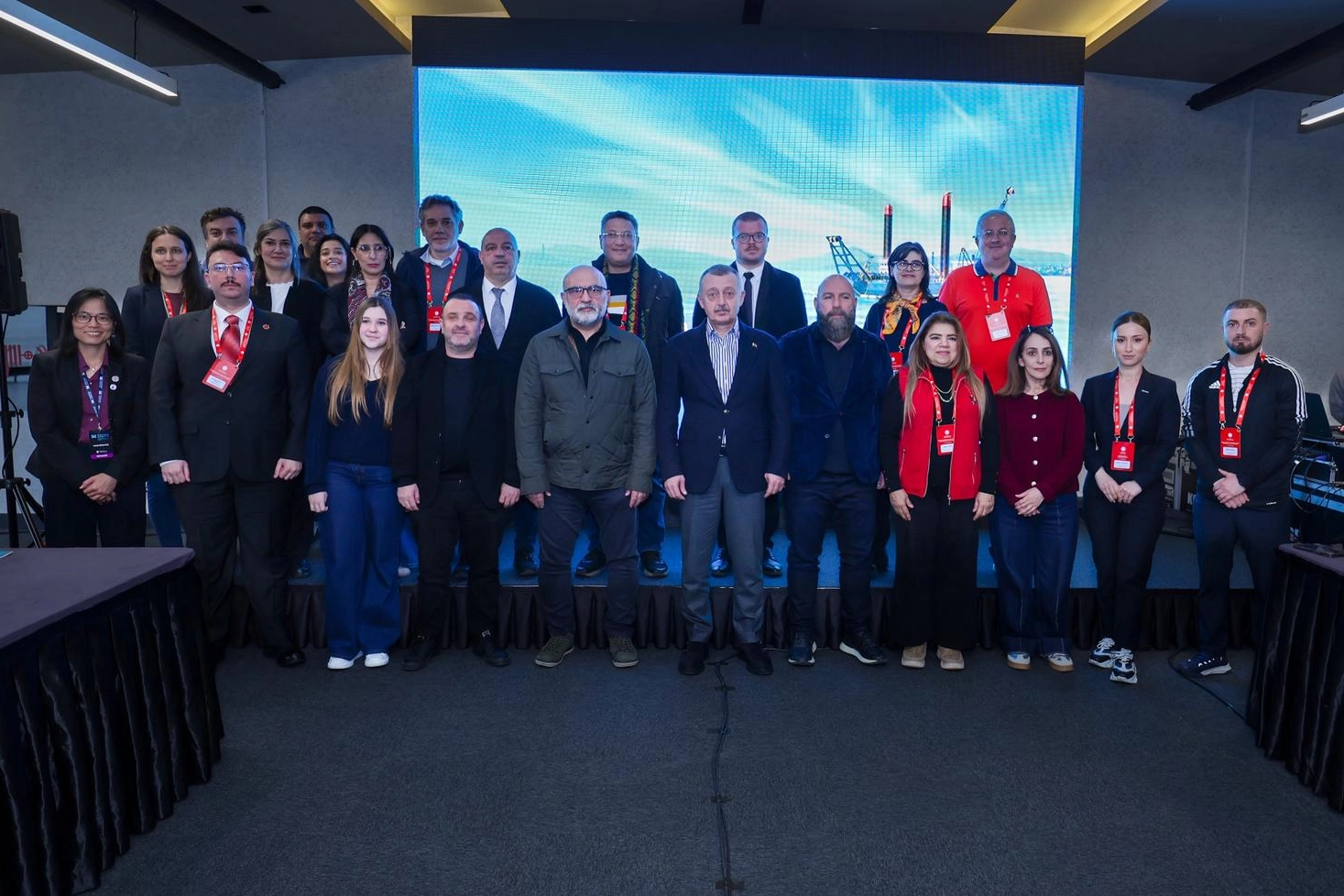 Kocaeli Büyükşehir Belediye Başkanı Tahir Büyükakın, uluslararası gazetecilere İzmit Körfezi dip çamuru temizliği projesini anlatıyor.