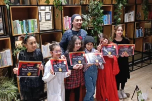 Bursa'da minik tiyatrocular Dünya Tiyatro Günü'nü tiratlarla kutladı