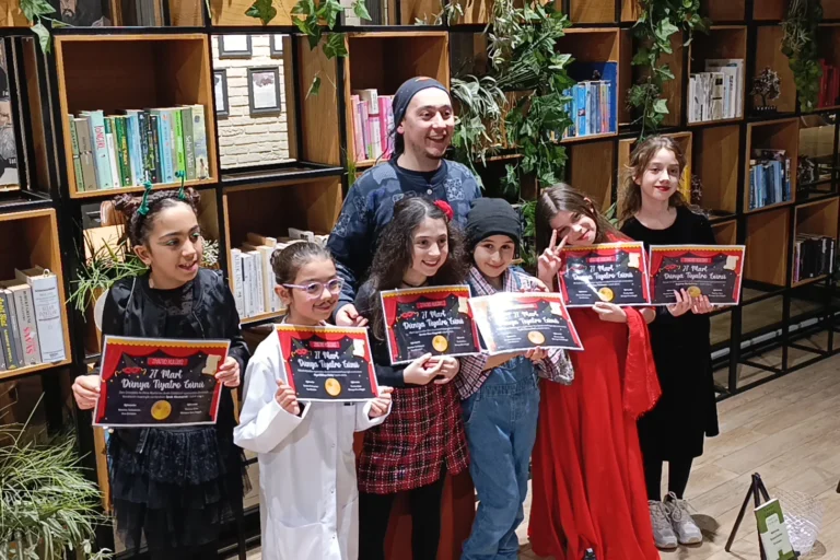 Bursa'da minik tiyatrocular Dünya Tiyatro Günü'nü tiratlarla kutladı