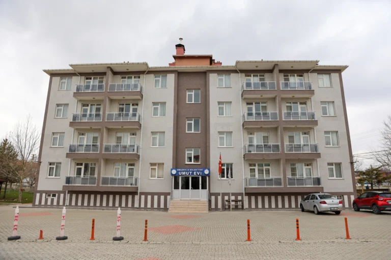 Selçuklu Belediyesi Umut Evi'nde kalan kanser hastası ve yakını