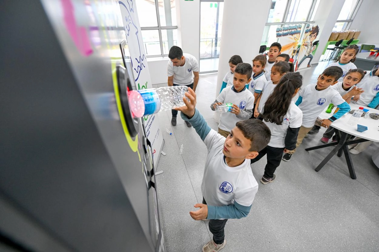 Mersin Büyükşehir Belediyesi'nin sıfır atık ve çevre projelerini temsil eden yeşil bir kampüs manzarası.