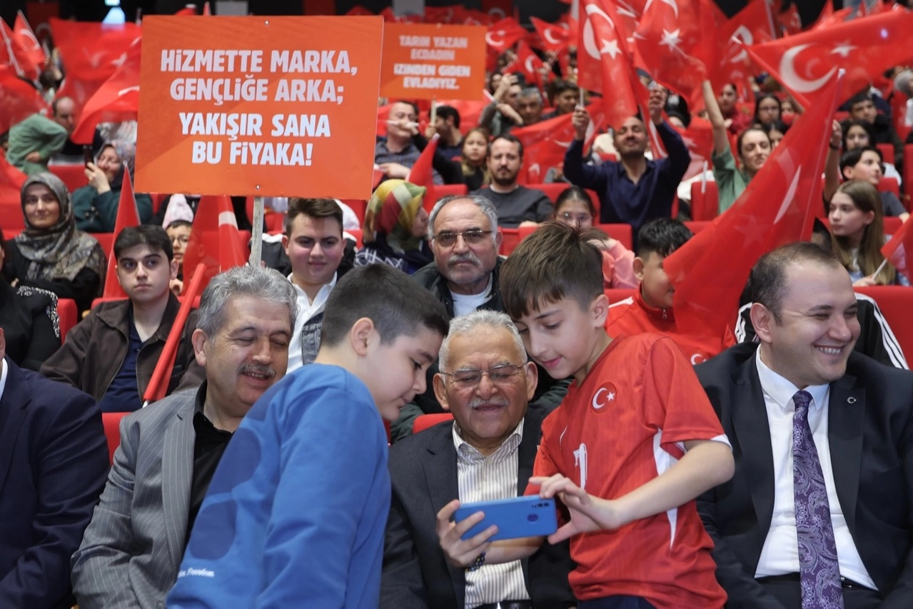 Kayseri Büyükşehir Belediye Başkanı Dr. Memduh Büyükkılıç Çanakkale Deniz Zaferi anma programında konuşma yapıyor.