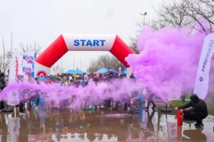 Maltepe'de düzenlenen Mor Koşu etkinliğinde epilepsi farkındalığı için koşan insanlar