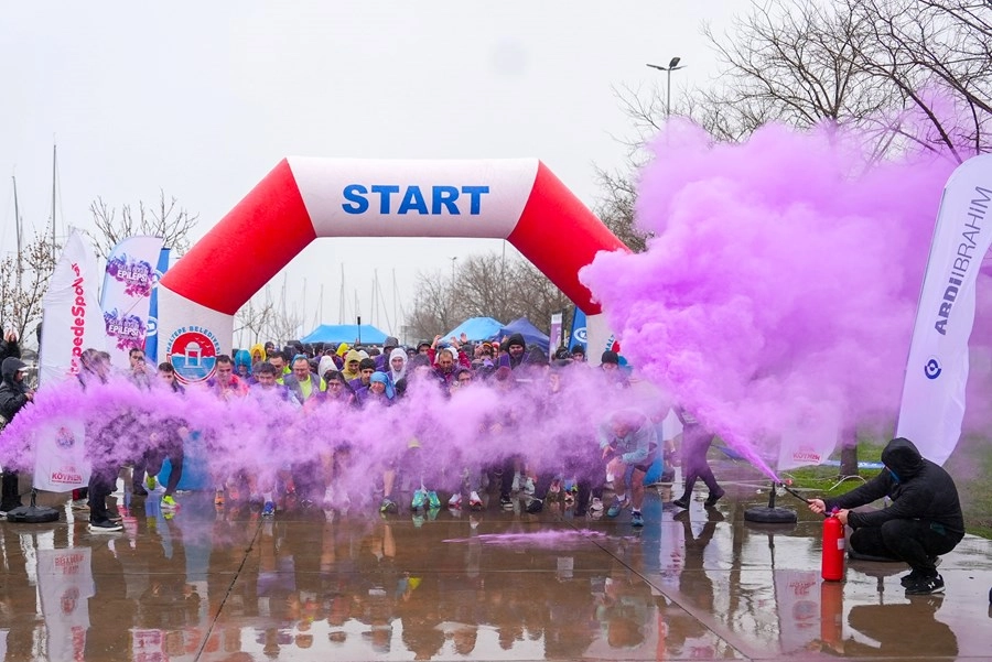 Maltepe'de düzenlenen Mor Koşu etkinliğinde epilepsi farkındalığı için koşan insanlar