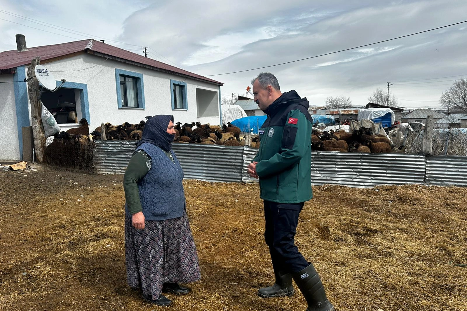 Ağrı Valisi Dr. Önder Bozkurt, köyleri ziyaret ederek vatandaşlarla bir araya geldi.