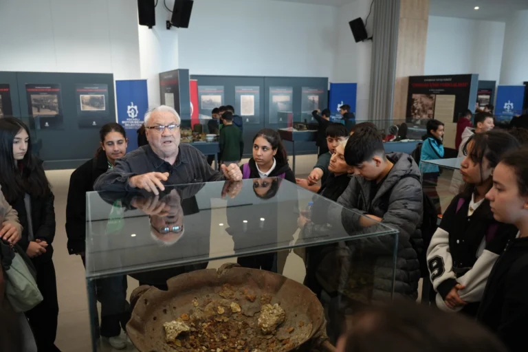İzmit Millet Bahçesi Sanat Galerisi'nde 'Çanakkale İçinde Vurdular Beni' sergisini gezen öğrenciler.