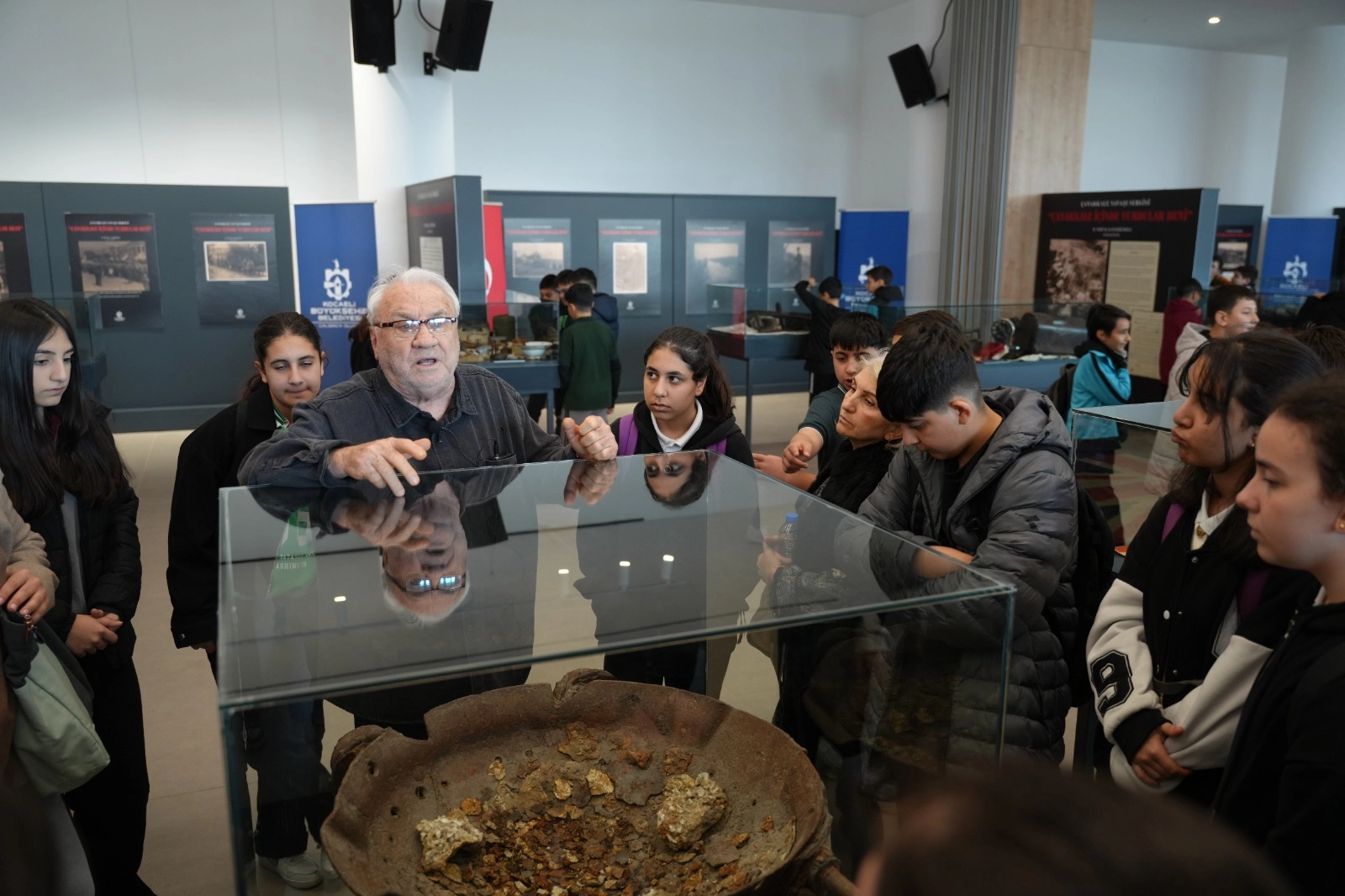 İzmit Millet Bahçesi Sanat Galerisi'nde 'Çanakkale İçinde Vurdular Beni' sergisini gezen öğrenciler.