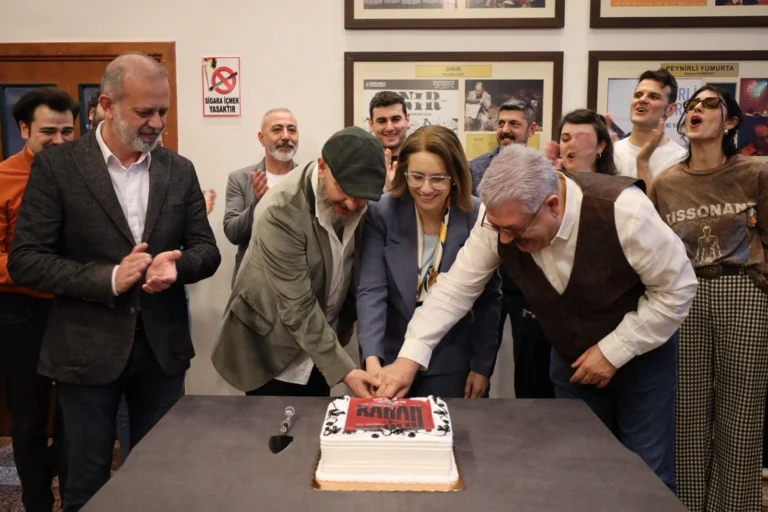 Kocaeli'de 27 Mart Dünya Tiyatro Günü kapsamında 'Karar' oyunu prömiyeri ve kutlama etkinliği.