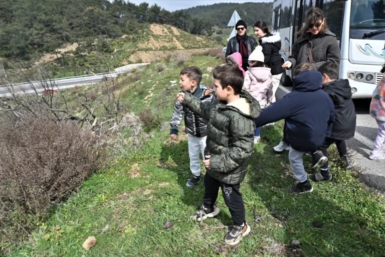Bornova'da Orman Haftası kapsamında fidan diken çocuklar