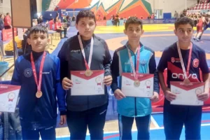 Ağrılı minik güreşçiler Muş'ta düzenlenen şampiyonada madalya kazanarak Türkiye finallerine katılma hakkı elde etti.