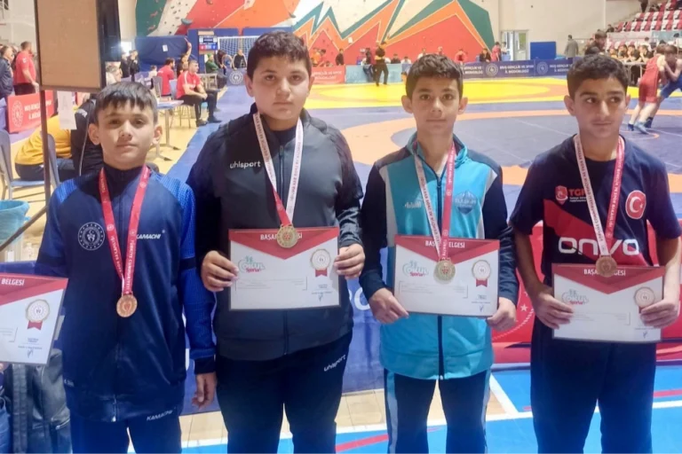 Ağrılı minik güreşçiler Muş'ta düzenlenen şampiyonada madalya kazanarak Türkiye finallerine katılma hakkı elde etti.