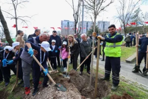 Bakırköy'de çocukların ağaç dikim etkinliği