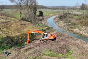 Sakarya Büyükşehir Belediyesi ekipleri tarım arazilerindeki drenaj kanallarını temizliyor
