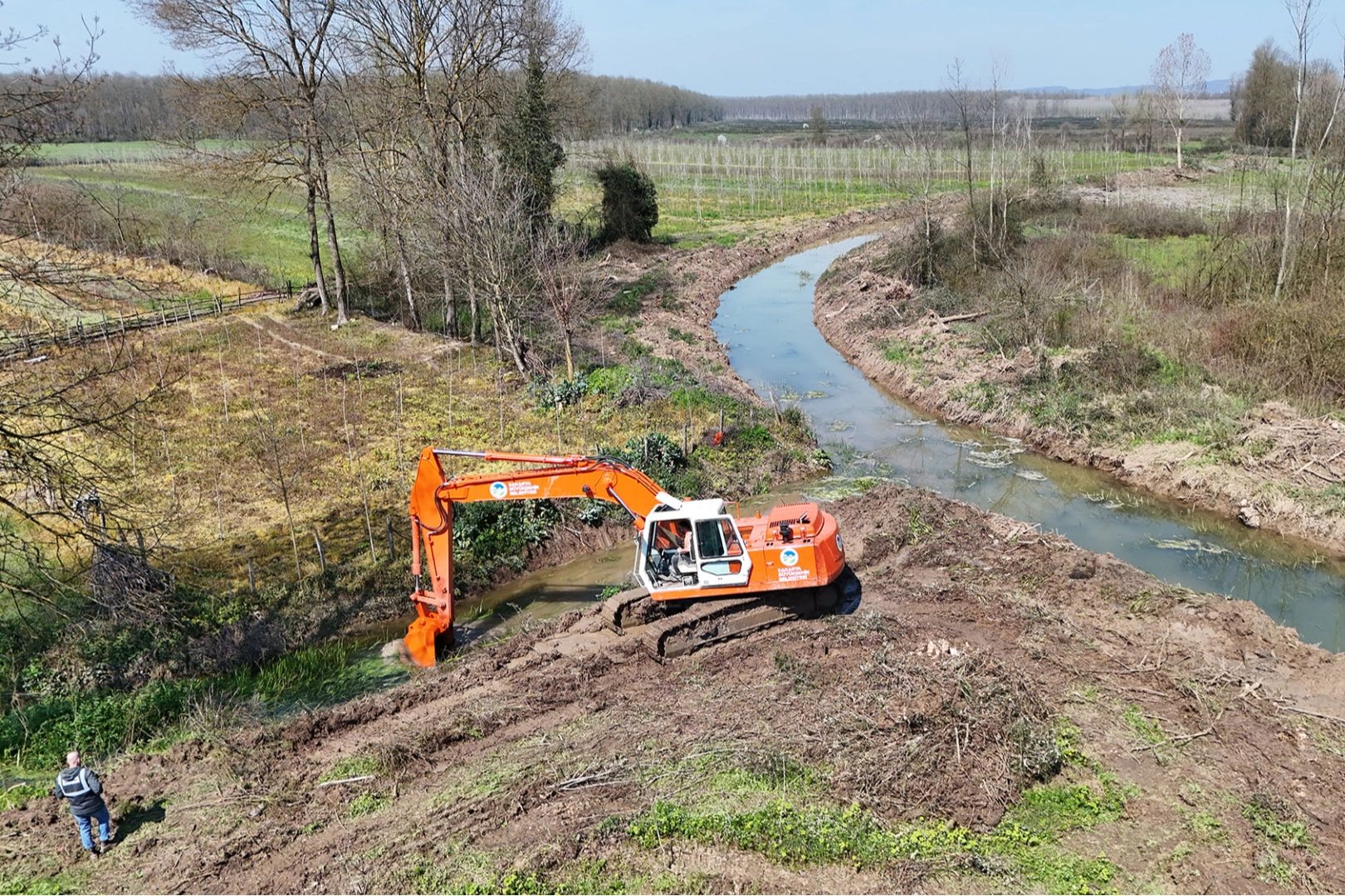 Sakarya Büyükşehir Belediyesi ekipleri tarım arazilerindeki drenaj kanallarını temizliyor