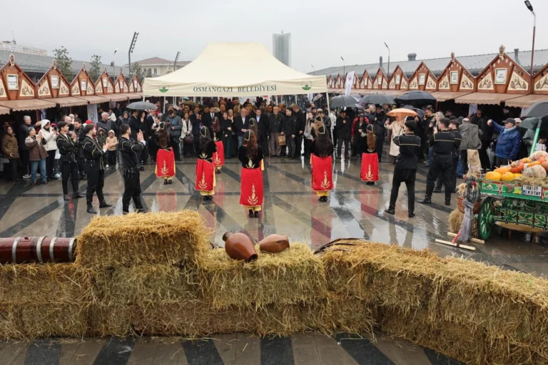 Bursa Osmangazi'de düzenlenen Tohum Takas Şenliği'nde atalık tohumlar dağıtıldı