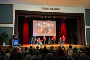Kocaeli'de düzenlenen 'Engelsiz Sanat' gecesinde tekerlekli sandalyeli dansçılar sahne aldı.