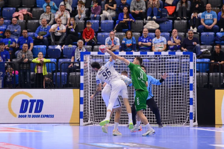 Nilüfer Belediyespor hentbol takımı oyuncuları sahada