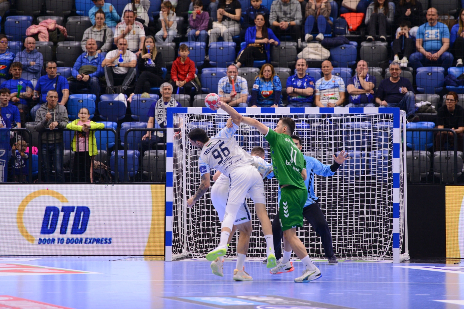 Nilüfer Belediyespor hentbol takımı oyuncuları sahada