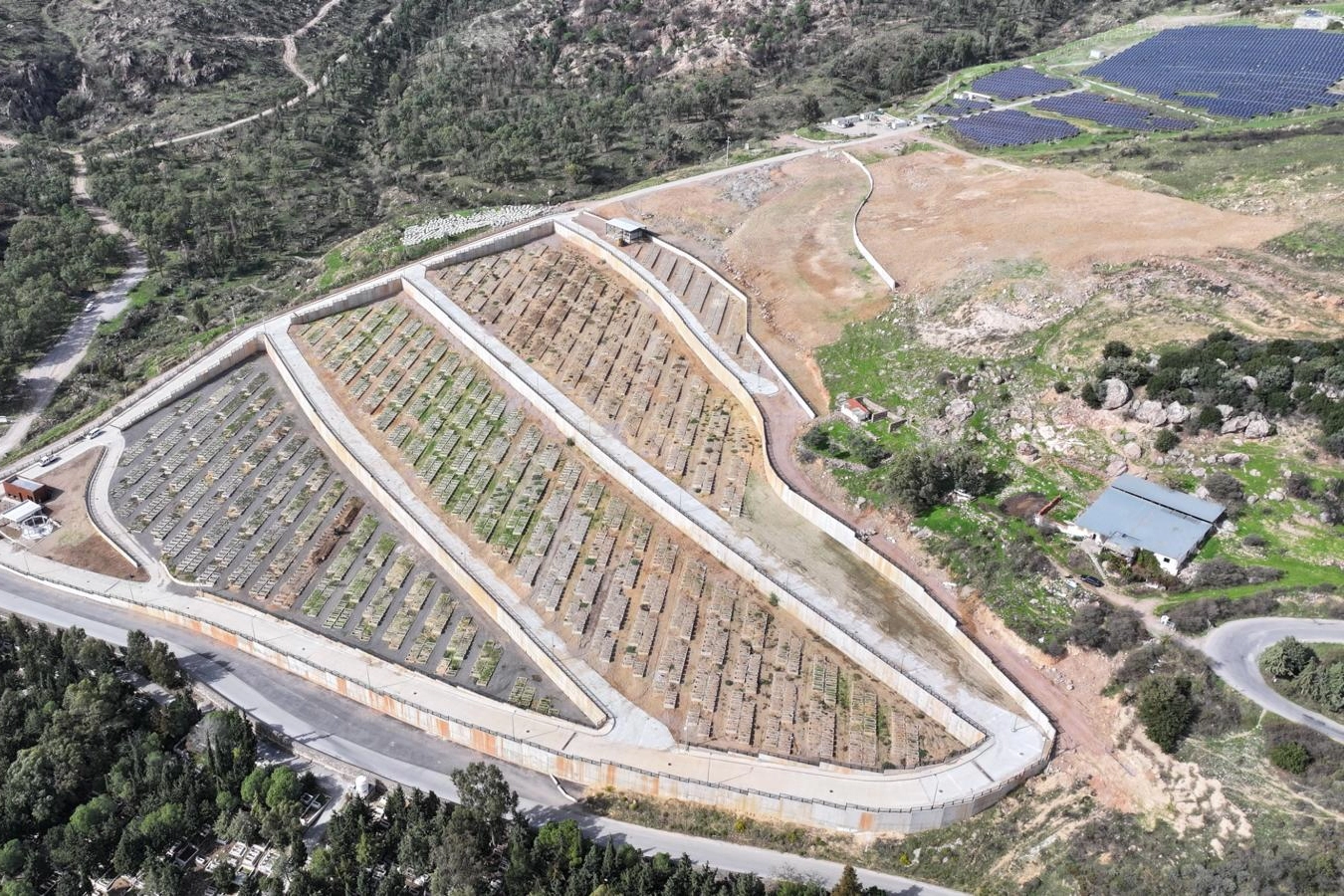 İzmir'de artan nüfus ihtiyacına yönelik yeni mezarlık alanları açıldı.