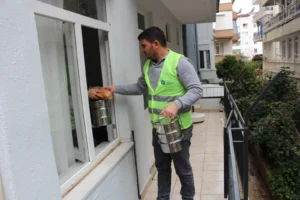 Antalya Büyükşehir Belediyesi'nin Manavgat Aşevi aracılığıyla ihtiyaç sahiplerine ulaştırdığı sıcak yemekler.