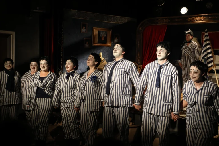 İzmit'in yeni sanat sahnesi, Nikolay Gogol'un Bir Delinin Hatıra Defteri oyunuyla açıldı.