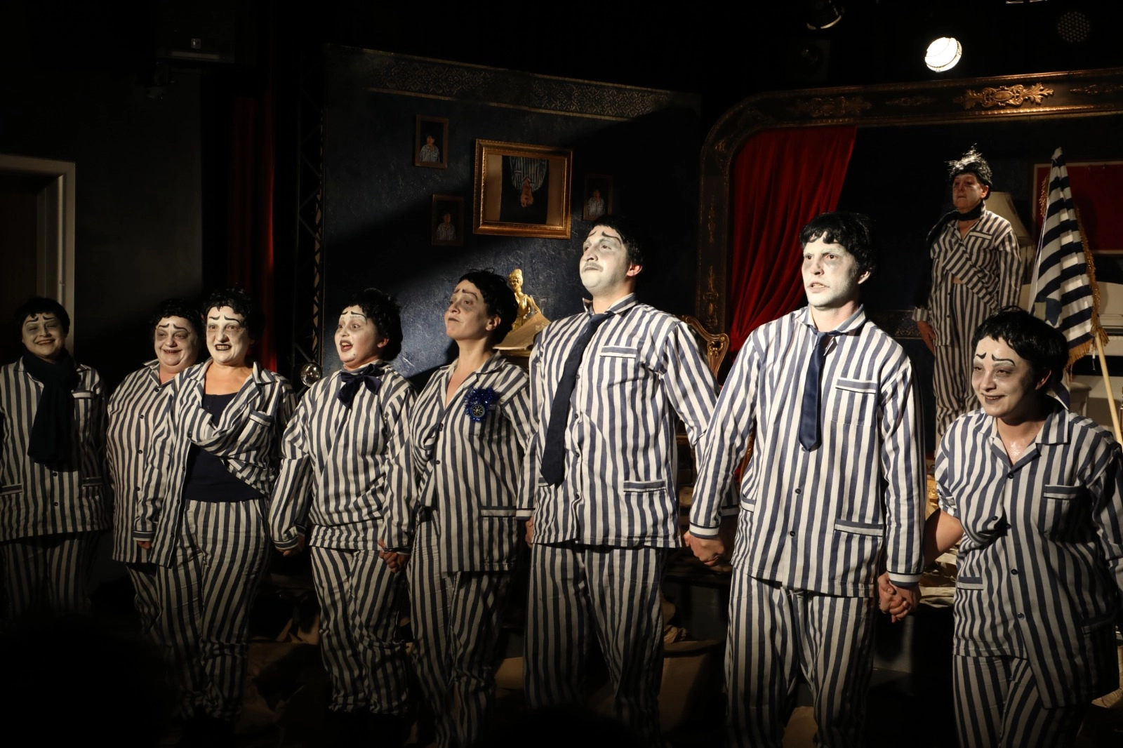 İzmit'in yeni sanat sahnesi, Nikolay Gogol'un Bir Delinin Hatıra Defteri oyunuyla açıldı.