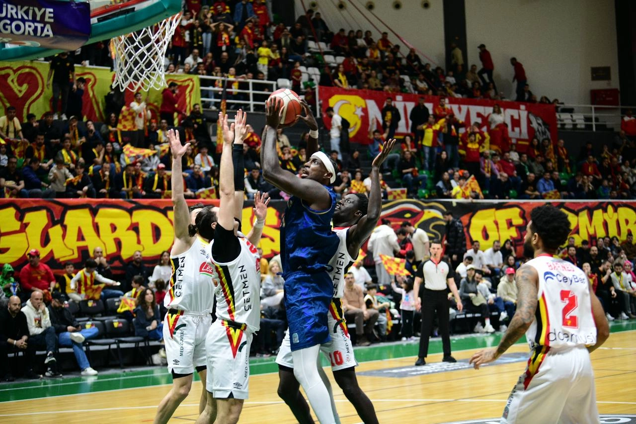 Çayırova Belediyesi basketbol takımı oyuncularının maç sonrası sevinci