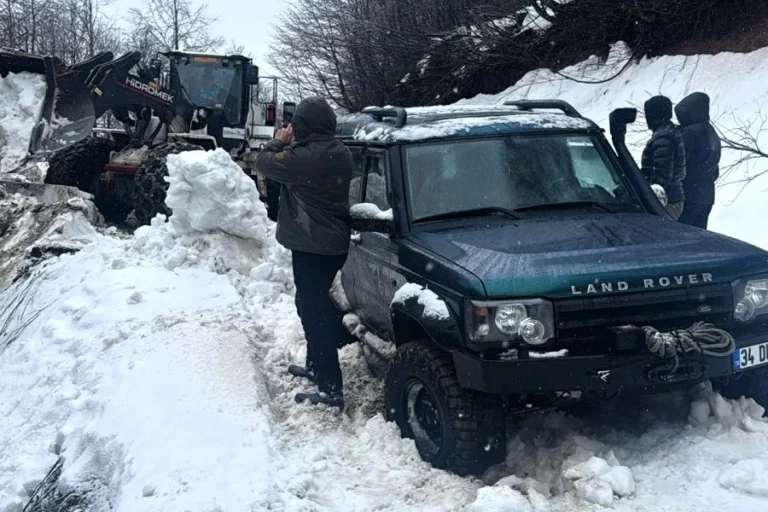 Kocaeli'de karla mücadele ekiplerinin hızlı müdahalesiyle mahsur kalan vatandaşlar kurtarıldı.