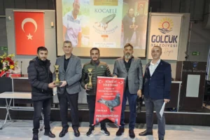 Gölcük'te düzenlenen 'Körfezin Bir'incisi' Oyun Kuşu Uçurma Yarışması'nda dereceye girenler ödüllendirildi.