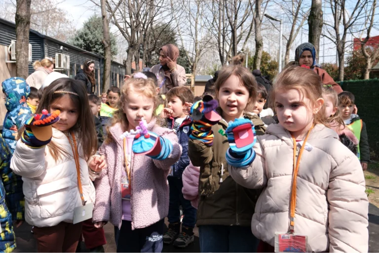 Kocaeli Lokomotif Çocuk Köyü'nde Dünya Tiyatro Günü kapsamında düzenlenen kukla atölyesi ve tiyatro gösterisi