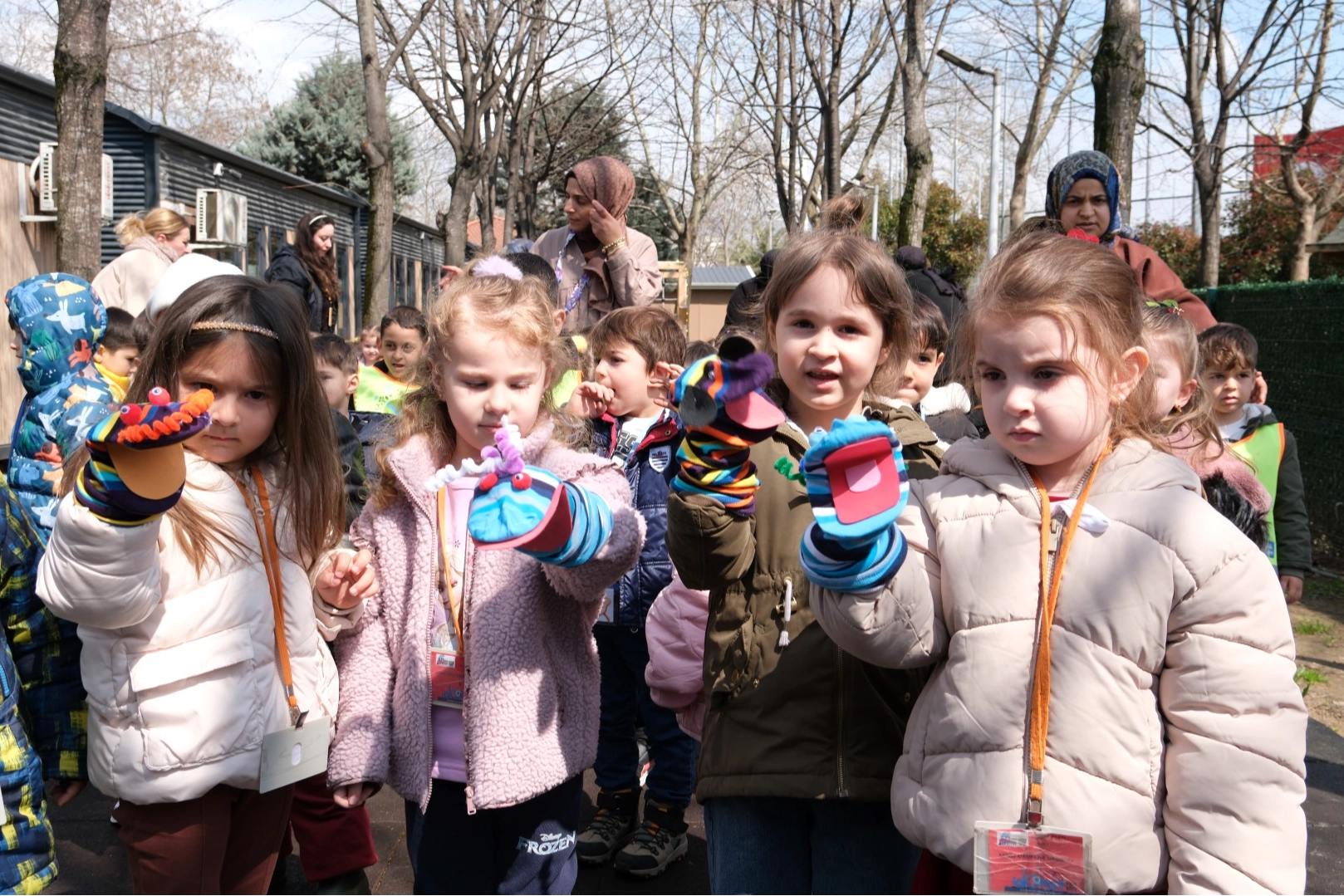 Kocaeli Lokomotif Çocuk Köyü'nde Dünya Tiyatro Günü kapsamında düzenlenen kukla atölyesi ve tiyatro gösterisi