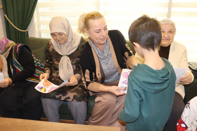 İzmit'te minik öğrenciler yaşlılar haftasında Kuruçeşme Yaşam Merkezi'ni ziyaret ederek yaşlılarla bir araya geldi.