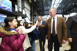 Kocaeli'de çevre bilinci konulu programda öğrenciler ve protokol üyeleri