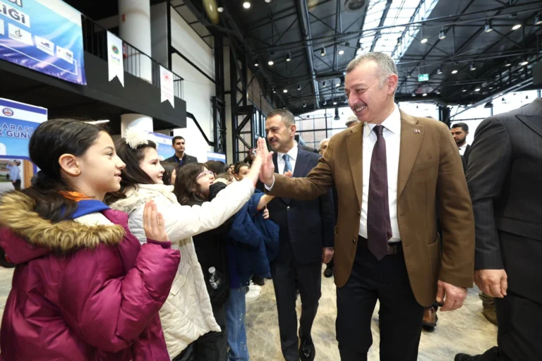 Kocaeli'de çevre bilinci konulu programda öğrenciler ve protokol üyeleri