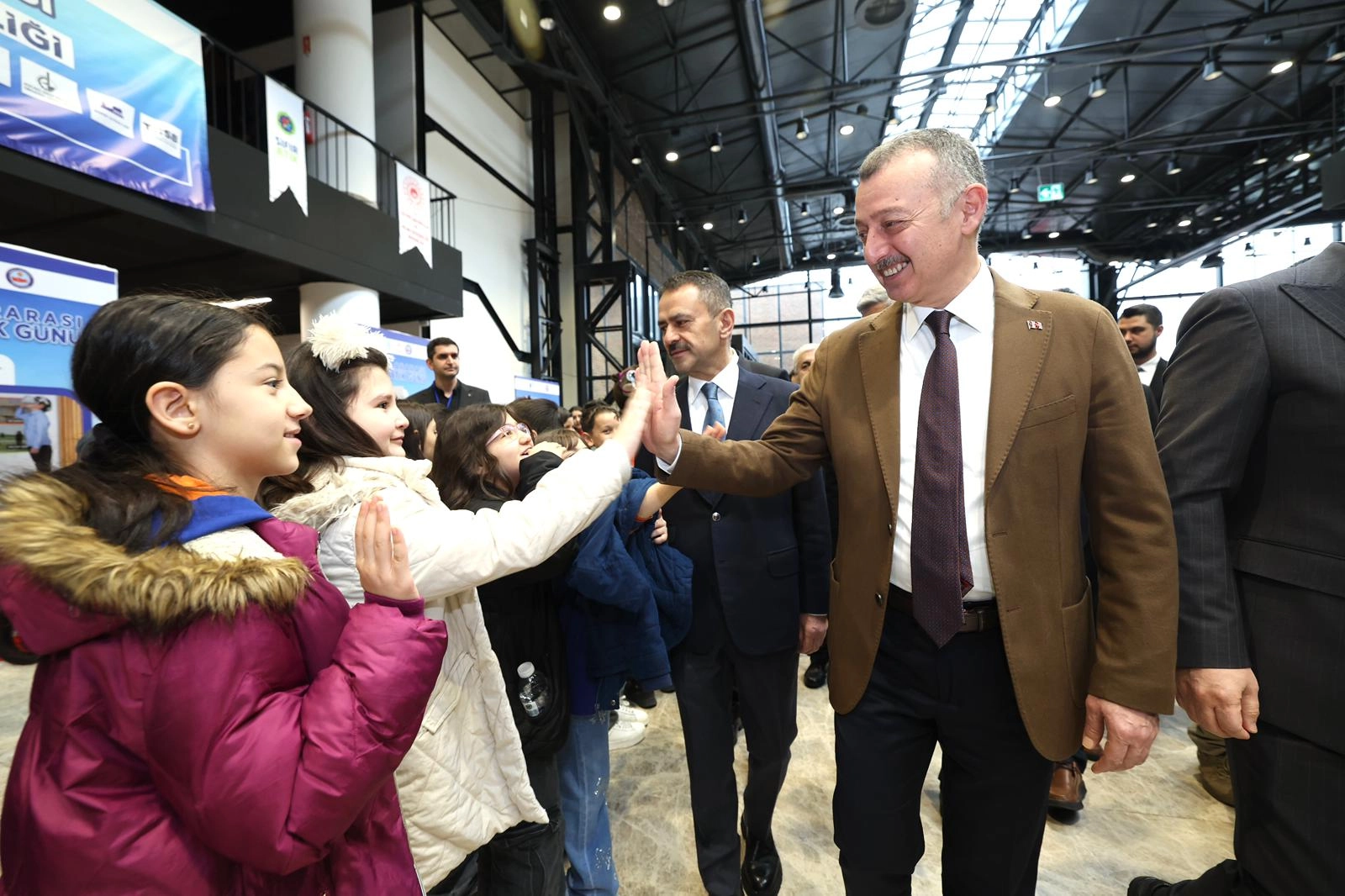 Kocaeli'de çevre bilinci konulu programda öğrenciler ve protokol üyeleri