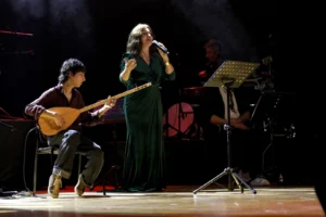 Serenad Bağcan, Bursa'daki Caz Pazarı konserinde sahne alırken