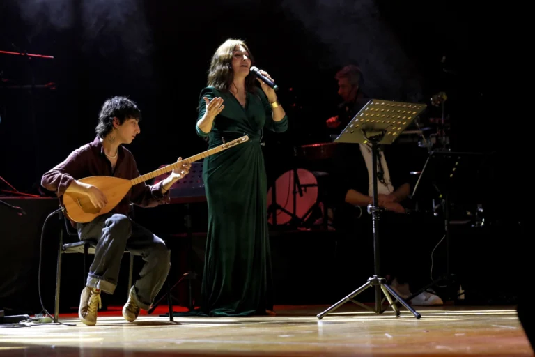 Serenad Bağcan, Bursa'daki Caz Pazarı konserinde sahne alırken