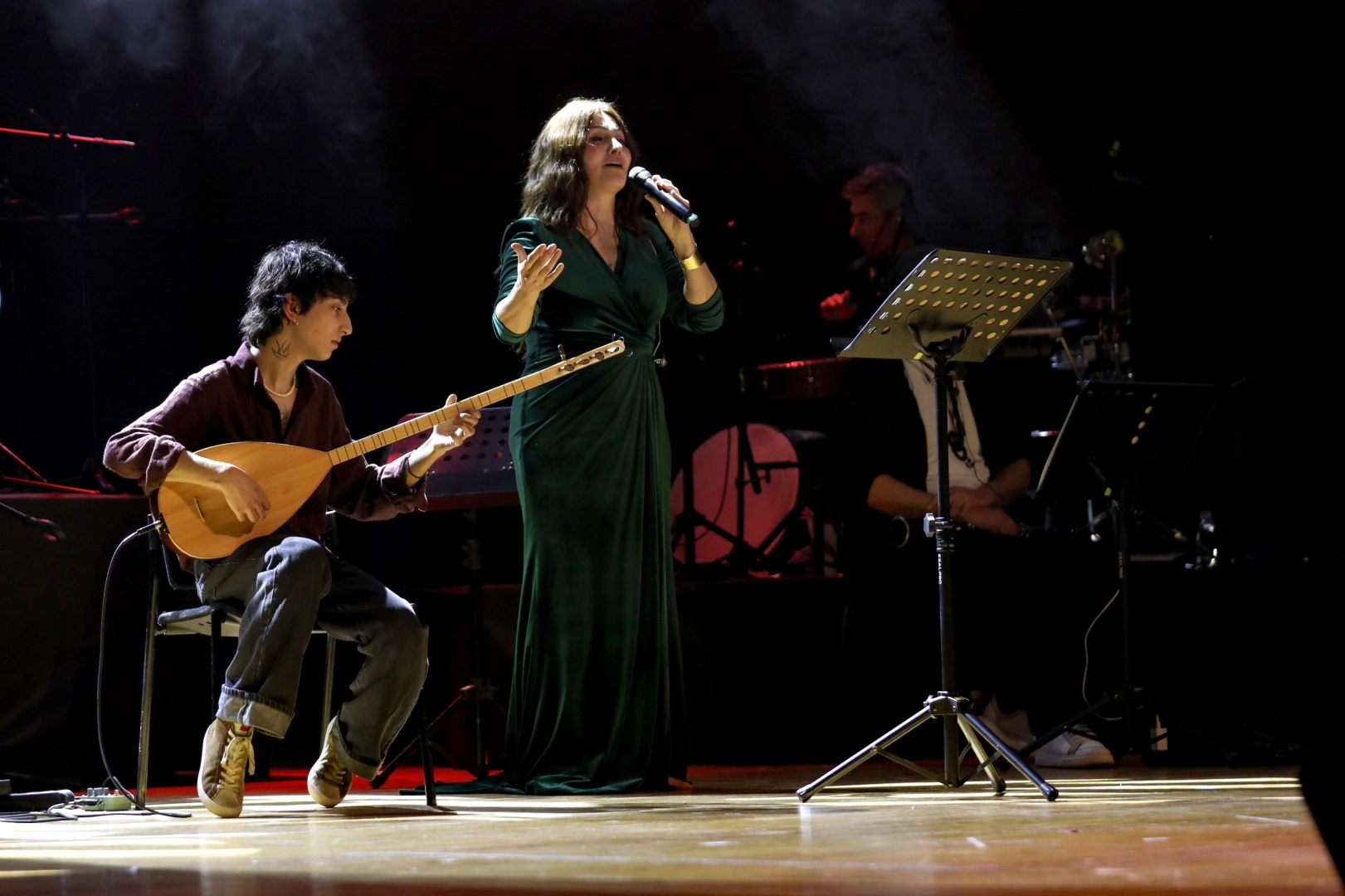 Serenad Bağcan, Bursa'daki Caz Pazarı konserinde sahne alırken