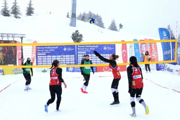 Uludağ'da düzenlenen 2026 FIVB Kar Voleybolu Dünya Turu Bursa Etabı'ndan bir görüntü.