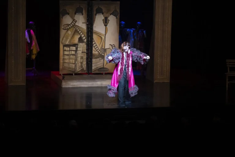 Mersin'de Dünya Tiyatro Günü kapsamında düzenlenen 5 Gün 5 Oyun seçkisi tiyatroseverlerden yoğun ilgi gördü.