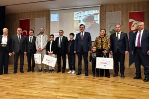 Bursa'da 62. Kütüphane Haftası kapsamında en çok kitap okuyan öğrenciler ödüllendirildi.