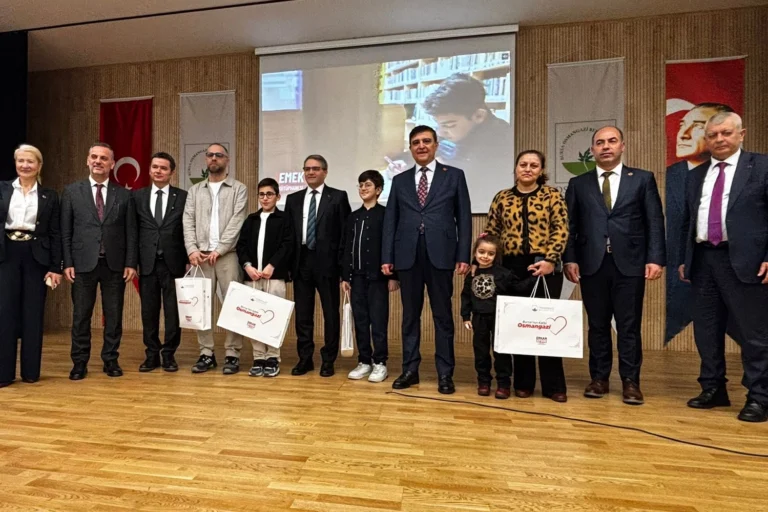 Bursa'da 62. Kütüphane Haftası kapsamında en çok kitap okuyan öğrenciler ödüllendirildi.