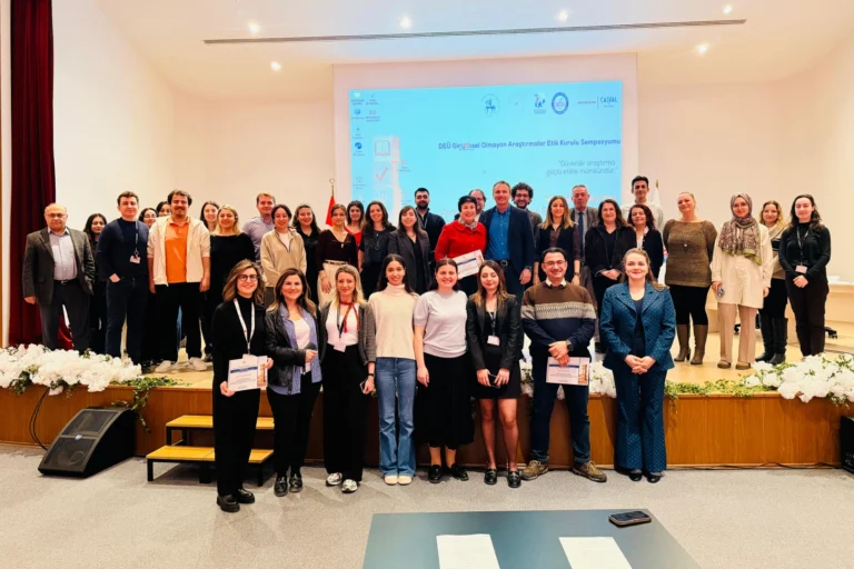 Dokuz Eylül Üniversitesi'nde bilimsel etik ve araştırma kültürü üzerine düzenlenen sempozyumdan genel görünüm.