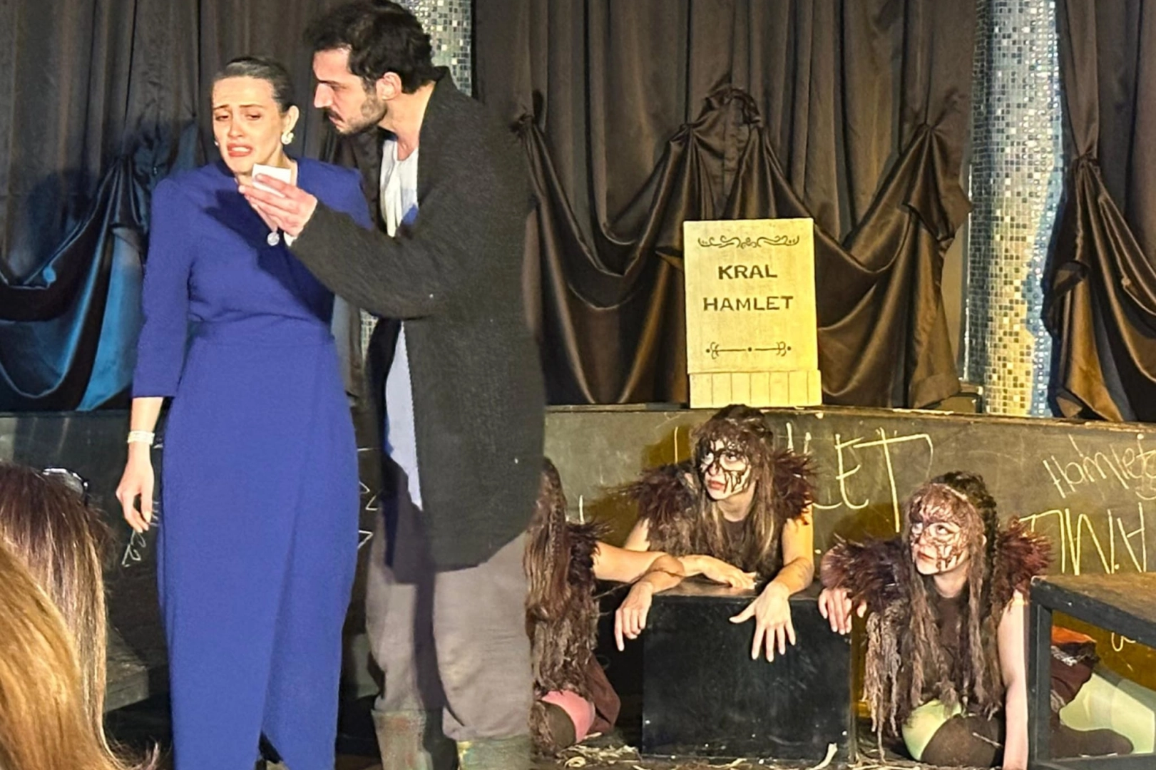 Bursa Uludağ Üniversitesi'nde Dünya Tiyatro Günü kapsamında sahnelenen Hamlet oyunundan bir kesit